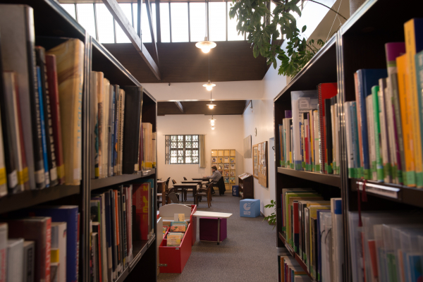 Biblioteca em Curitiba especializada em literatura alemã, reabre ao público nesta quarta