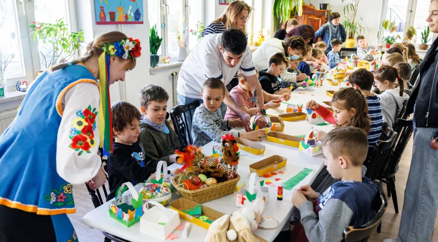 Crianças ucranianas refugiadas na Alemanha se preparam para celebrar Páscoa