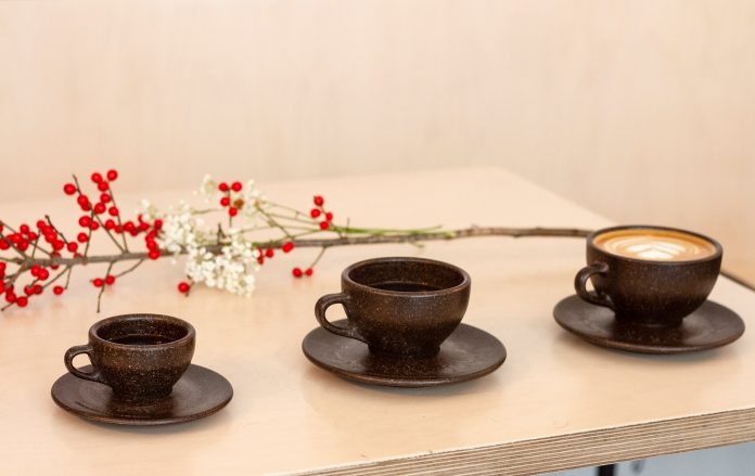 Borras de café são transformadas em xícaras compostáveis