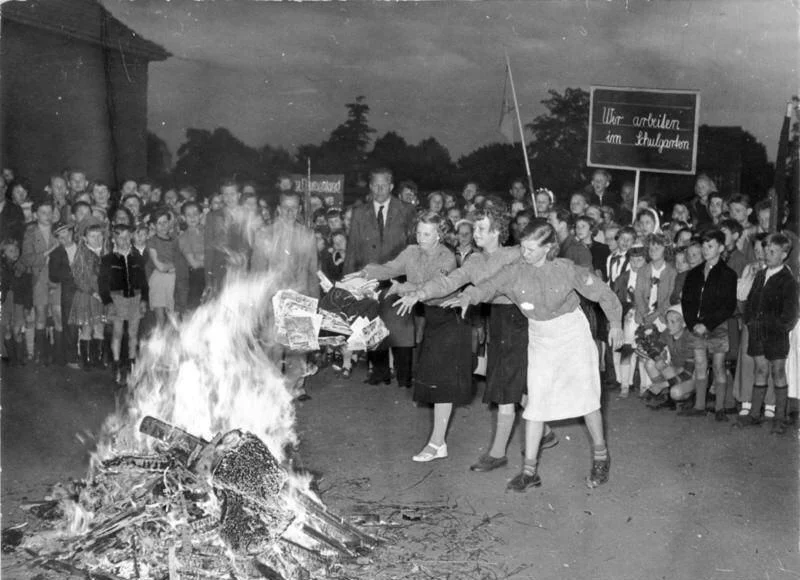 1933: Milhares de livros são queimados em praça pública na Alemanha