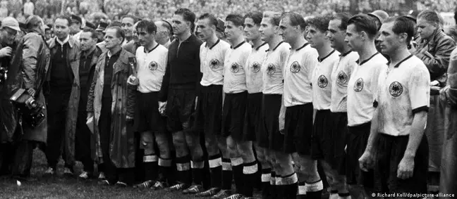 1954: Alemanha Ocidental vence sua primeira Copa do Mundo