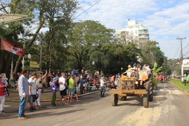 Desfile do Imigrante e Colono reúne diversos produtores rurais em Igrejinha, RS