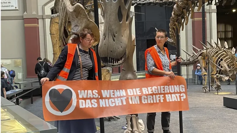 Ativistas colam as mãos em exposição de dinossauros na Alemanha