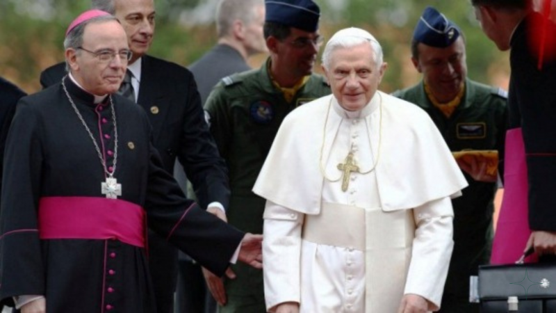 Início do velório para último adeus dos fiéis a Bento XVI