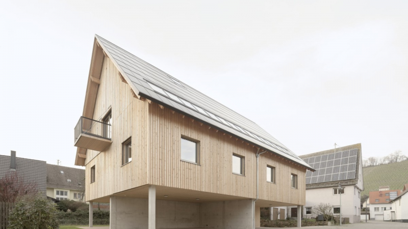 Esta casa geminada na Alemanha foi construída com madeira e palha