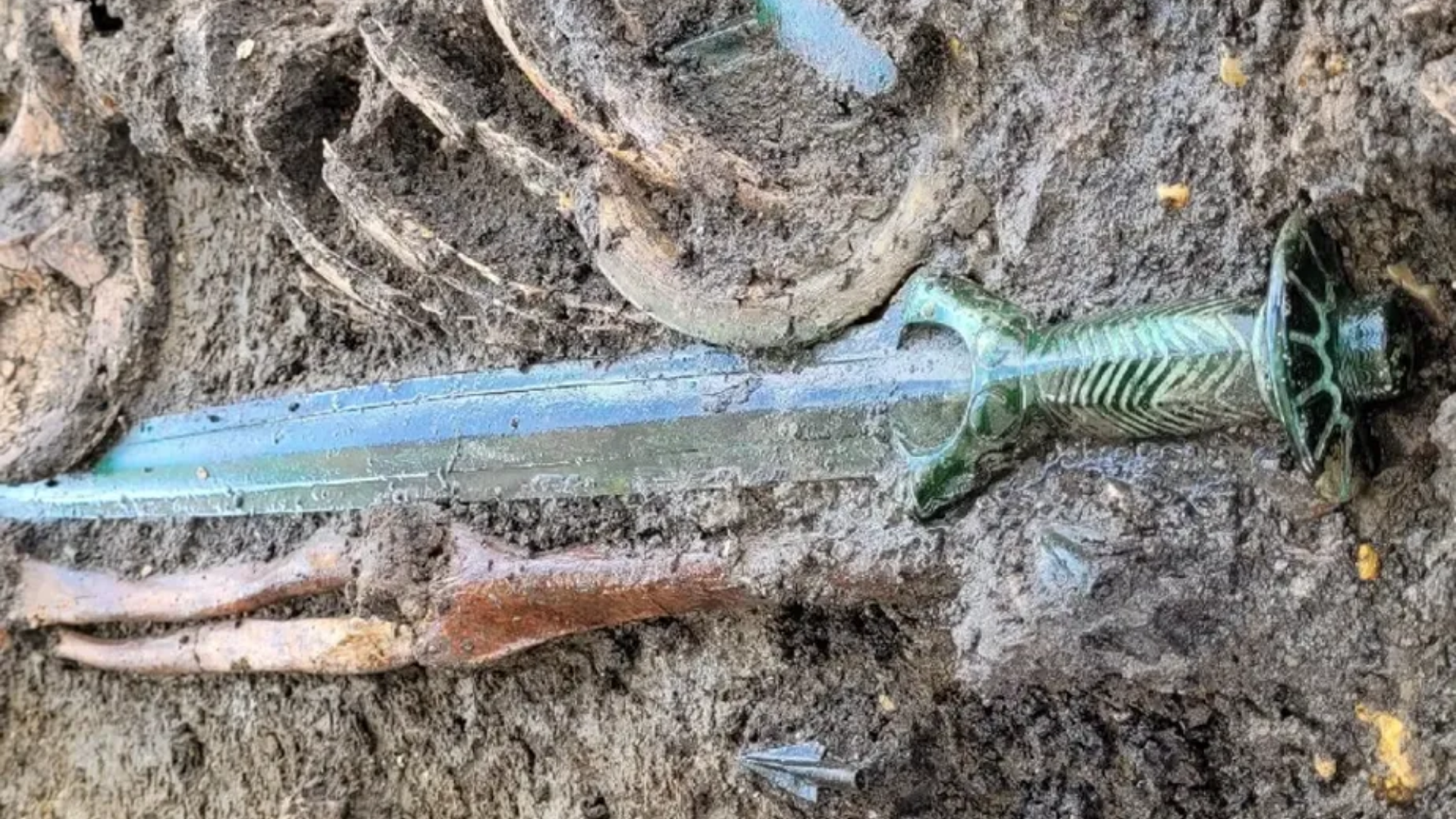 Espada de 3 mil anos é encontrada em bom estado na Alemanha